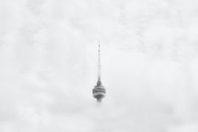 加拿大的CNN塔被云层包围